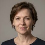 Портрет уверенного российского бизнесмена с дружелюбным взглядом на нейтральном фоне для сервиса Мир Биллс